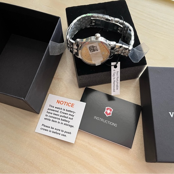 VICTORINOX SWISS ARMY WATCH CHAMPAGNE DIAL SAPPHIRE CRYSTAL NWT. GORGEOUS - Picture 2 of 11